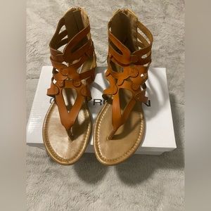 Sandal Cape Robbin sz 8